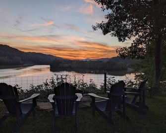 Osprey Bluff, Conveniently located with exceptional sunrises and lake views. - Clinton - Patio