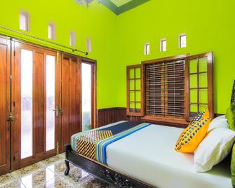 Spot On 2490 Griya Kencana Homestay - Banyuwangi - Slaapkamer