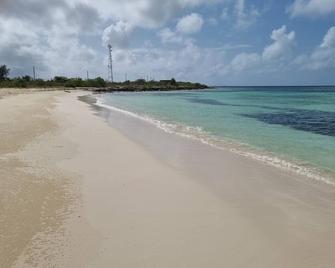 Charming 1-Bed Cottage in Codrington - Codrington - Playa