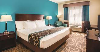 La Quinta Inn & Suites by Wyndham Evansville - Evansville - Bedroom
