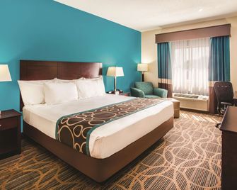 La Quinta Inn & Suites by Wyndham Evansville - אבנסוויל - חדר שינה