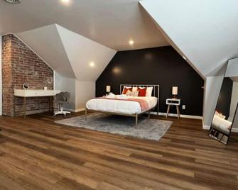 Retreat in the Heart of a Pittsburgh Rivertown! - Verona - Bedroom