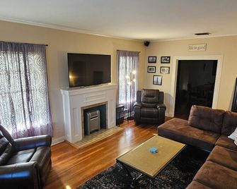 South Highland's Modern Old School 98 year old home updated with all charm left! - Shreveport - Living room