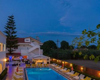 Chandris Apartments - Kavos - Pool