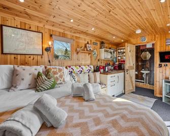 Unique Cotswolds Glamping, The Railway View in Cirencester with Parking & WiFi - Cirencester - Bedroom