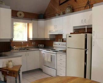 Les Perseides: direct access to Lac Mégantic - Piopolis - Kitchen