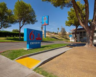 Motel 6 Barstow Ca - Barstow - Building