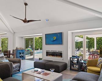 Mod Desert Oasis with Fire Pit and Saltwater Pool - Palm Springs - Sala de estar