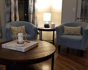 Old Fort Loft King & Queen suites nearest accomodation to Marshals Museum power your EV for free! - Fort Smith - Living room