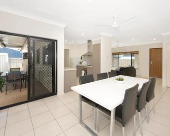 3 bedroom central home - Townsville - Essbereich
