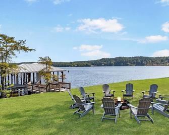 Secluded Luxe Cabin| Firepit & Kayaks | Boathouse - Farmerville - Patio