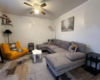 Private 1 bed/1bath by Downtown Columbus, Arenas, & Hospitals - Columbus - Living room