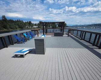 Floating House On Flathead Lake, Kayaks, Rooftop Decks, Watercraft Rentals! - Somers - Balcony