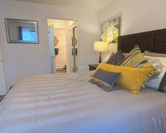 Lakeside Escape in the Heart of Anchorage - 2BR/2BA Condo -Views, Garage, Patio - Anchorage - Bedroom