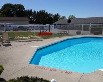 Fox Motor Inn - Napanee - Pool
