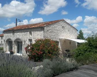 Gîte climatisé Le Pigeonnier - Pons - Bâtiment