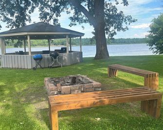 Lovely 2-bedroom apartment with AC on the beautiful Rainy River. Sleeps 6 - Baudette - Patio