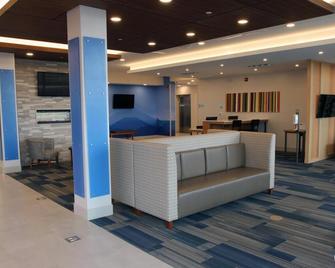 Holiday Inn Express & Suites Collingwood - Collingwood - Front desk