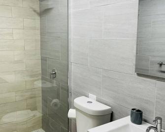 California Apartments - Yabucoa - Ванна кімната