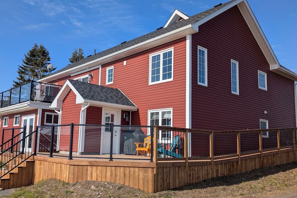Springhouse Seaside Retreat 2-Bedroom On - Lewisporte - Building