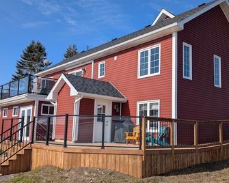Springhouse Seaside Retreat 2-Bedroom On - Lewisporte - Building
