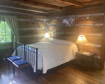 Carr's Northside Hotel and Cottages - Gatlinburg - Bedroom