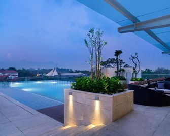 Crowne Plaza Bandung By IHG - Bandung - Piscina
