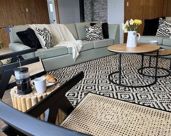 Luxury Waterfront/Lakefront Cottage on Lake Simcoe - Georgina - Living room