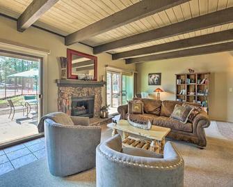 Patio and Fireplace Country Club Pinetop Condo! - Pinetop-Lakeside - Sala de estar