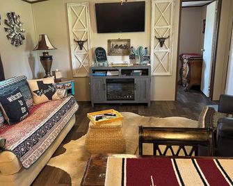 King Bed, Pet Friendly, Bbq Pit, Fire Pit, Full Kitchen, Smart Tv’s - Winnsboro - Living room
