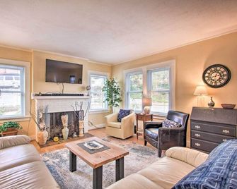 Central Eugene House w/ Updated Interior & Yard! - Eugene - Living room