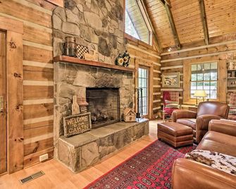 Creekside Berkeley Springs Cabin On 35 Acres! - Berkeley Springs - Pokój dzienny