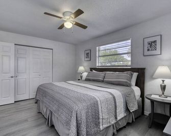 Coquina Cabana with fenced yard and adorable decor - South Daytona - Bedroom