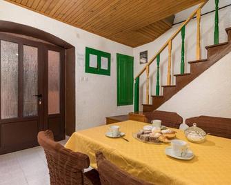 2 Bedroom Stunning Home In Susak - Susak - Dining room