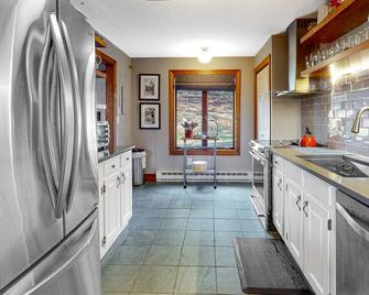 Updated townhome with excellent Green Mountains views - AC, office - Quechee - Kitchen