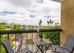 Prime Location 1-Bedroom with Balcony and Pool - Los Angeles - Varanda