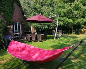 Spacious vacation apartment with fireplace and barrel sauna in the sheltered garden. - Varel - Patio