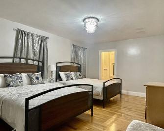 Residential bedrooms with free parking - Boston - Bedroom