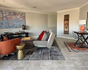 Modern Austin retreat in quiet downtown neighborhood near UT with Capitol views - Austin - Living room