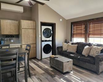 Possum Run Cabin Comfortably Sleeps 6 People - Somerville - Sala de estar