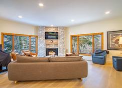 Renovated Summit Condo - Great Location + Resort Amenities! - Sun Valley - Living room