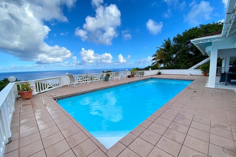 Tranquil island escape with stunning ocean view. - Woodlands - حوض السباحة