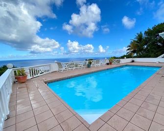 Tranquil island escape with stunning ocean view. - Woodlands - สระว่ายน้ำ