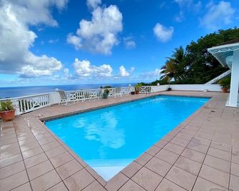 Tranquil island escape with stunning ocean view. - Woodlands - حوض السباحة