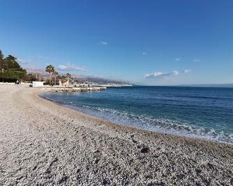 A white idyll on the blue sea - Promajna - Playa