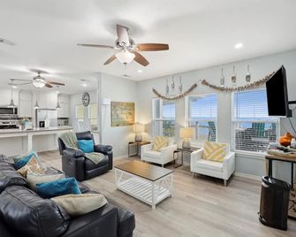 Shore is Fine Beachfront, AwesomeViews - Crystal Beach - Sala de estar