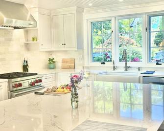 Spectacular Waterfront Cape Cod Home, Oceanfront and Beach,AC,Deck,Grill,Hot Tub - Falmouth - Kitchen