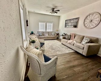 #1 - 5br 1ba - Unit A - Private Entire Home - Wifi - Midland - Living room