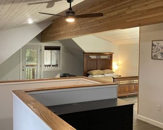 Big Cedar House: Quiet Trees, Golf, Winery, 1 mile to ski, Firepit. EV charger - Lutsen - Ložnice