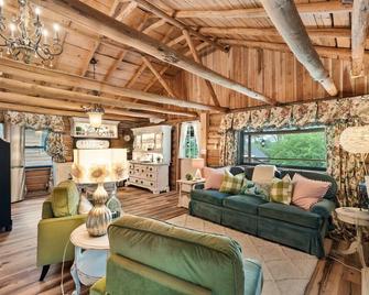 Spring Hill Farm - The Pampered Peacock - Alma - Living room